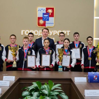 Поздравил воспитанников нашей средней школы №85 с победой во всероссийском турнире «Кубок воинской славы» Школьной Лиги Самбо.
